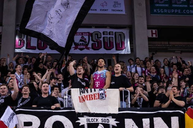 easyCredit Basketball Bundesliga, Telekom Baskets Bonn vs. BMA 365 Bamberg Baskets, 05.01.2026 Alijah Comithier (Telekom Baskets Bonn 2) feiert auf der Fantribüne -- easyCredit Basketball Bundesliga, Telekom Baskets Bonn vs. BMA 365 Bamberg Baskets, 05.01.2026, Telekom Dome Bonn Copyright: xBEAUTIFULxSPORTS Derixx