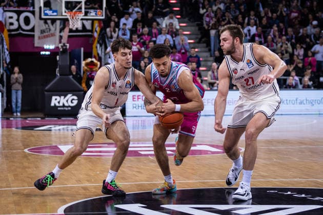 easyCredit Basketball Bundesliga, Telekom Baskets Bonn vs BMA 365 Bamberg Baskets, 05 01 2026 Alijah Comithier Telekom Baskets Bonn 2 vs Zachary Ensminger BAMBERG BASKETS 1 and Moritz Krimmer BAMBERG BASKETS 27 easyCredit Basketball Bundesliga, Telekom Baskets Bonn vs BMA 365 Bamberg Baskets, 05 01 2026, Telekom Dome Bonn Copyright: xBEAUTIFULxSPORTS Derixx