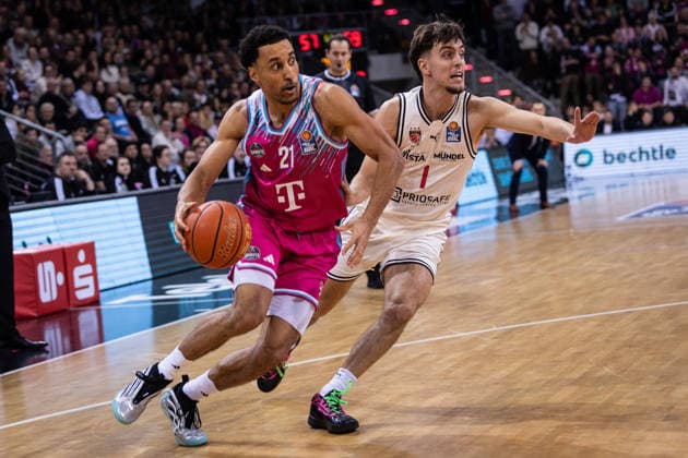 easyCredit Basketball Bundesliga, Telekom Baskets Bonn vs BMA 365 Bamberg Baskets, 05 01 2026 Joel Aminu Telekom Baskets Bonn 21 and Zachary Ensminger BAMBERG BASKETS 1 easyCredit Basketball Bundesliga, Telekom Baskets Bonn vs BMA 365 Bamberg Baskets, 05 01 2026, Telekom Dome Bonn Copyright: xBEAUTIFULxSPORTS Derixx
