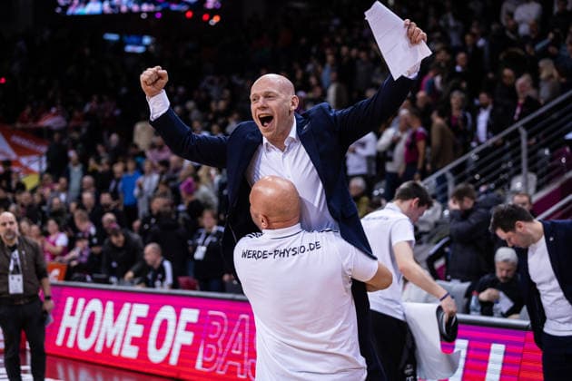 easyCredit Basketball Bundesliga, Telekom Baskets Bonn vs. BMA 365 Bamberg Baskets, 05.01.2026 Bonns Physio Bogdan Suciu und Lionel Bosco (Telekom Baskets Bonn Assistant Coach) feiern ausgelassen -- easyCredit Basketball Bundesliga, Telekom Baskets Bonn vs. BMA 365 Bamberg Baskets, 05.01.2026, Telekom Dome Bonn Copyright: xBEAUTIFULxSPORTS Derixx