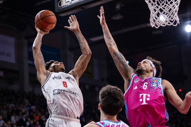 easyCredit Basketball Bundesliga, Telekom Baskets Bonn vs. BMA 365 Bamberg Baskets, 05.01.2026 Demarcus Demonia (BAMBERG BASKETS 8) und Michael Kessens (Telekom Baskets Bonn 6) -- easyCredit Basketball Bundesliga, Telekom Baskets Bonn vs. BMA 365 Bamberg Baskets, 05.01.2026, Telekom Dome Bonn Copyright: xBEAUTIFULxSPORTS Derixx