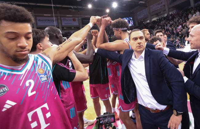 Head Coach Marko Stankovic Bonn celebrates with the players after the win, Telekom Baskets Bonn vs Bamberg Baskets, easyCredit BBL, Matchday 14, Bonn, 05 01 2026