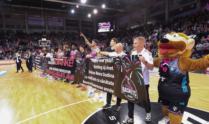 The team says thank you after the win, Telekom Baskets Bonn vs Bamberg Baskets, easyCredit BBL, Matchday 14, Bonn, 05 01 2026