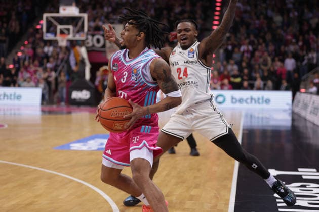 Zach Cooks Bonn on the ball against Cobe Williams Bamberg , Telekom Baskets Bonn vs Bamberg Baskets, easyCredit BBL, Matchday 14, Bonn, 05 01 2026