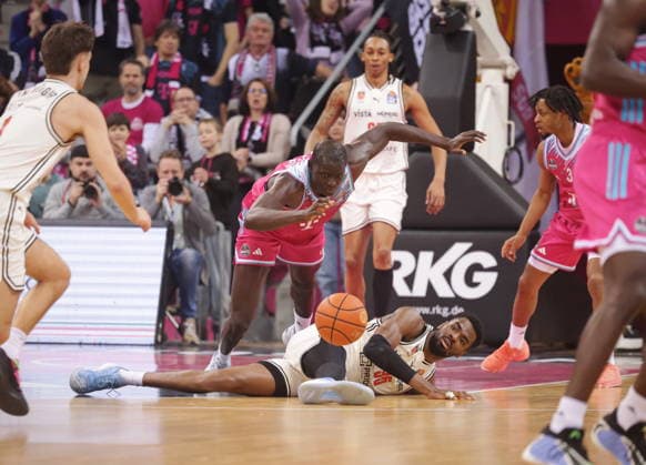 Jump on the floor Kur Jongkuch Telekom Baskets Bonn vs BMA365 Bamberg Baskets 14 Speiltag season 2025 26