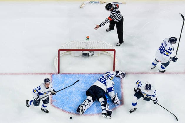 260105 Lasse Boelius, goaltender Petteri Rimpinen, Veeti Väisänen and Oliver Suvanto of Finland look dejected after the 6 3 goal during the 2026 IIHF World Junior Championship bronze medal game between Canada and Finland on January 5, 2026 in Saint Paul Photo Joel Marklund BILDBYRAN kod JM JM0773 bbeng ishockey ice hockey jvm junior vm u20 2026 iihf world junior championship world juniors bronsmatch bronze medal game canada kanada finland depp  Copyright: JOELxMARKLUND BB260105JM047