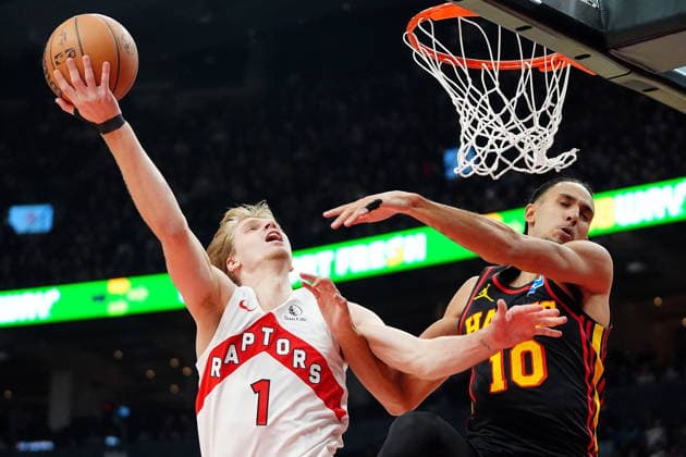January 5, 2026, Toronto, On, CANADA: Toronto Raptors guard Gradey Dick (1) gets fouled on his way to the hoop by Atlanta Hawks forward Zaccharie Risacher (10) during first half NBA, Basketball Herren, USA basketball action in Toronto, Monday, Jan. 5, 2026. Canada News - January 5, 2026 - ZUMAc35_ 20260105_zaf_c35_074 Copyright: xFrankxGunnx
