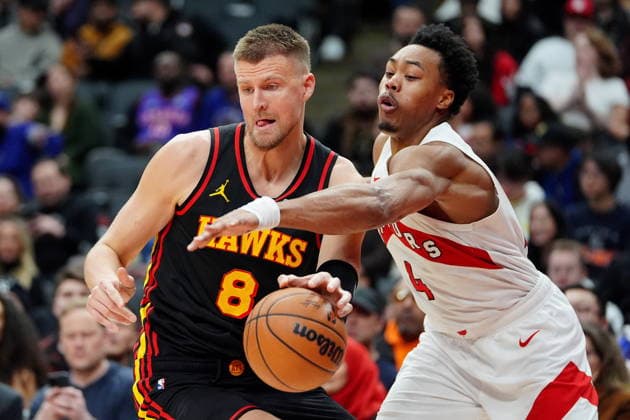 January 5, 2026, Toronto, On, CANADA: Toronto Raptors forward Scottie Barnes (4) tries to strip the ball from Atlanta Hawks centre Kristaps Porzingis (8) during second half NBA, Basketball Herren, USA basketball action in Toronto, Monday, Jan. 5, 2026. Canada News - January 5, 2026 - ZUMAc35_ 20260105_zaf_c35_083 Copyright: xFrankxGunnx