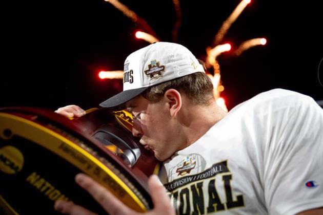 January 5, 2026, Nashville, Tennessee, USA: Montana State linebacker Cole Taylor celebrates with the trophy after winning the FCS National Championship against Illinois State at FirstBank Stadium. Nashville USA - ZUMAh237 20260105_zsp_h237_031 Copyright: xCamdenxHallx
