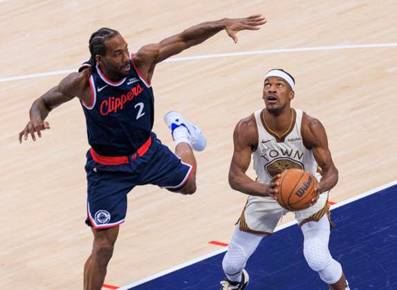 January 5, 2026, Inglewood, California, USA: Kawhi Leonard 2 of the Los Angeles Clippers tries to block a shot by Jimmy Butler 10 of the Golden State Warriors during their 2025 NBA, Basketball Herren, USA regular season game on Monday January 5, 2026 at Intuit Dome Arena in Inglewood, California. JAVIER ROJAS PI Inglewood USA - ZUMAp124 20260105_zaa_p124_111 Copyright: xJavierxRojasx