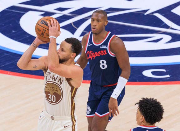 January 5, 2026, Inglewood, California, USA: Stephen Curry 30 of the Golden State Warriors puts up a shot during their 2025 NBA, Basketball Herren, USA regular season game against the Los Angeles Clippers on Monday January 5, 2026 at Intuit Dome Arena in Inglewood, California. JAVIER ROJAS PI Inglewood USA - ZUMAp124 20260105_zaa_p124_112 Copyright: xJavierxRojasx