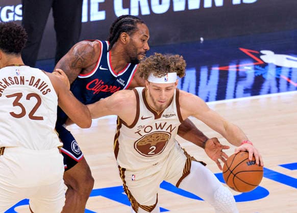 January 5, 2026, Inglewood, California, USA: Brandin Podziemski 2 of the Golden State Warriors drives past Kawhi Leonard 2 of the Los Angeles Clippers during their 2025 NBA, Basketball Herren, USA regular season game on Monday January 5, 2026 at Intuit Dome Arena in Inglewood, California. JAVIER ROJAS PI Inglewood USA - ZUMAp124 20260105_zaa_p124_115 Copyright: xJavierxRojasx