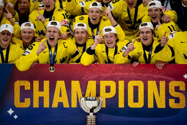 January 5, 2026, St. Paul, Mn, USA: Sweden teammates celebrate after defeating Czechia and winning gold in the 2026 IIHF World Junior Hockey Championship, in St. Paul on Monday, Jan. 5, 2026. Canada News - January 5, 2026  - ZUMAc35_ 20260105_zaf_c35_101 Copyright: xChristopherxKatsarovx
