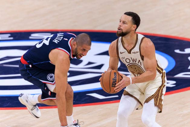January 5, 2026, Inglewood, California, USA: Stephen Curry 30 of the Golden State Warriors makes a three point shot attempt as Nicolas Batum 33 of the Los Angeles Clippers watches during their regular season NBA, Basketball Herren, USA game on Monday January 5, 2026 at Intuit Dome in Inglewood, California. ARIANA RUIZ PI Inglewood USA - ZUMAp124 20260105_zaa_p124_128 Copyright: xArianaxRuizx