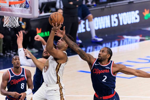 January 5, 2026, Inglewood, California, USA: Kawhi Leonard 2 of the Los Angeles Clippers attempts to block a two pointer from Trayce Jackson-Davis 32 of the Golden State Warriors during their regular season NBA, Basketball Herren, USA game on Monday January 5, 2026 at Intuit Dome in Inglewood, California. Clippers defeat Warriors, 103-102. ARIANA RUIZ PI Inglewood USA - ZUMAp124 20260105_zaa_p124_146 Copyright: xArianaxRuizx