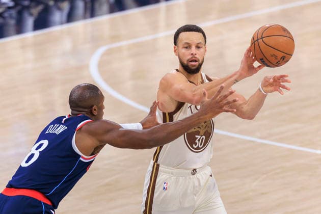 January 5, 2026, Inglewood, California, USA: Stephen Curry 30 of the Golden State Warriors passes the ball as Kris Dunn 8 of the Los Angeles Clippers defends during their regular season NBA, Basketball Herren, USA game on Monday January 5, 2026 at Intuit Dome in Inglewood, California. Clippers defeat Warriors, 103-102. ARIANA RUIZ PI Inglewood USA - ZUMAp124 20260105_zaa_p124_148 Copyright: xArianaxRuizx