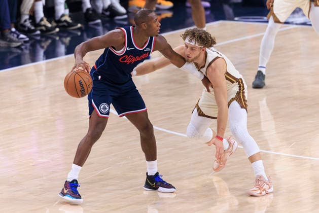 January 5, 2026, Inglewood, California, USA: Brandin Podziemski 2 of the Golden State Warriors guards Kris Dunn 8 of the Los Angeles Clippers during their regular season NBA, Basketball Herren, USA game on Monday January 5, 2026 at Intuit Dome in Inglewood, California. Clippers defeat Warriors, 103-102. ARIANA RUIZ PI Inglewood USA - ZUMAp124 20260105_zaa_p124_149 Copyright: xArianaxRuizx
