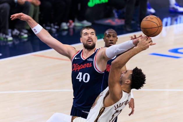 January 5, 2026, Inglewood, California, USA: Ivica Zubac 40 of the Los Angeles Clippers blocks Trayce Jackson-Davis 32 of the Golden State Warriors during their regular season NBA, Basketball Herren, USA game on Monday January 5, 2026 at Intuit Dome in Inglewood, California. Clippers defeat Warriors, 103-102. ARIANA RUIZ PI Inglewood USA - ZUMAp124 20260105_zaa_p124_151 Copyright: xArianaxRuizx