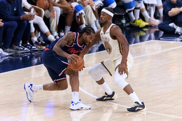 January 5, 2026, Inglewood, California, USA: Kawhi Leonard 2 of the Los Angeles Clippers pushes past Jimmy Butler 10 of the Golden State Warriors during their regular season NBA, Basketball Herren, USA game on Monday January 5, 2026 at Intuit Dome in Inglewood, California. Clippers defeat Warriors, 103-102. ARIANA RUIZ PI Inglewood USA - ZUMAp124 20260105_zaa_p124_156 Copyright: xArianaxRuizx