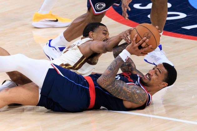 January 5, 2026, Inglewood, California, USA: De Anthony Melton 8 of the Golden State Warriors and John Collins 20 of the Los Angeles Clippers struggle on the floor for possession of the ball during their regular season NBA, Basketball Herren, USA game on Monday January 5, 2026 at Intuit Dome in Inglewood, California. Clippers defeat Warriors, 103-102. ARIANA RUIZ PI Inglewood USA - ZUMAp124 20260105_zaa_p124_163 Copyright: xArianaxRuizx