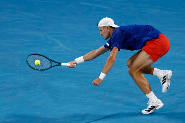 TENNIS UNITED CUP SYDNEY, Jakub Mensik of Team Czechia plays a forehand in his Group D singles match against Alex de Minaur of Team Australia during day five of the 2026 United Cup at Ken Rosewall Arena in Sydney, Tuesday, January 6, 2026. ( NO ARCHIVING, EDITORIAL USE ONLY SYDNEY NEW SOUTH WALES AUSTRALIA  Copyright: xMARKxEVANSx 20260106163714453788