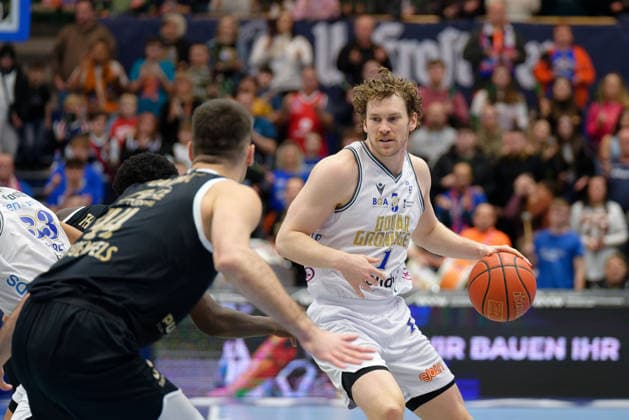 Jure Planinic MBC, 44 , Austin Luke Groningen, 1 , Syntainics MBC vs Donar Groningen, European North Basketball League 2025 26, Germany, Netherlands, 06 01 2026 Foto Schulz Weissenfels Stadthalle Sachsen Anhalt Germany