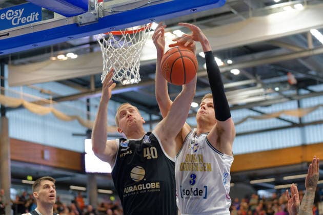 Collin Welp MBC, 40 , Dane Erikstrup Groningen, 3 , Syntainics MBC vs Donar Groningen, European North Basketball League 2025 26, Germany, Netherlands, 06 01 2026 Foto Schulz Weissenfels Stadthalle Sachsen Anhalt Germany