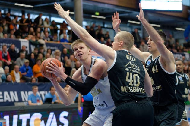 Dane Erikstrup Groningen, 3 , Collin Welp MBC, 40 , Jure Planinic MBC, 44 , Syntainics MBC vs Donar Groningen, European North Basketball League 2025 26, Germany, Netherlands, 06 01 2026 Foto Schulz Weissenfels Stadthalle Sachsen Anhalt Germany