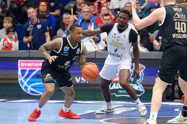 Charles Callison MBC, 23 , Malik Miller Groningen, 4 , Syntainics MBC vs Donar Groningen, European North Basketball League 2025 26, Germany, Netherlands, 06 01 2026 Foto Schulz Weissenfels Stadthalle Sachsen Anhalt Germany