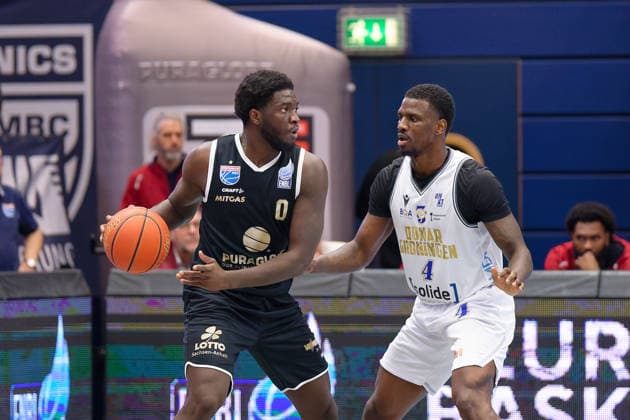 Khyri Thomas MBC, 0 , Malik Miller Groningen, 4 , Syntainics MBC vs Donar Groningen, European North Basketball League 2025 26, Germany, Netherlands, 06 01 2026 Foto Schulz Weissenfels Stadthalle Sachsen Anhalt Germany