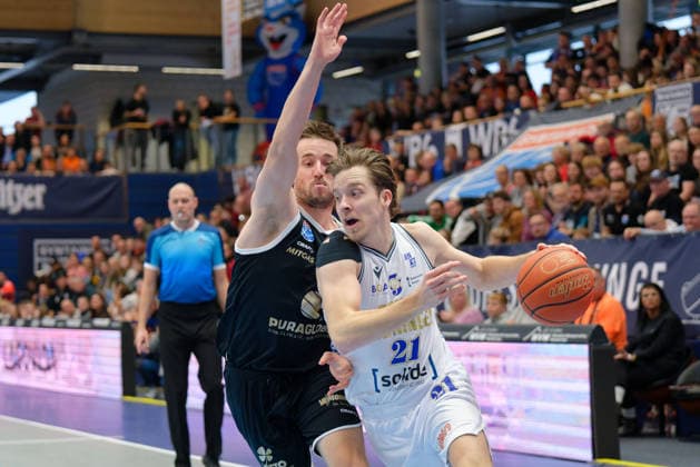 Spencer Reaves MBC, 31 , Tim Hoeve Groningen, 21 , Syntainics MBC vs Donar Groningen, European North Basketball League 2025 26, Germany, Netherlands, 06 01 2026 Foto Schulz Weissenfels Stadthalle Sachsen Anhalt Germany