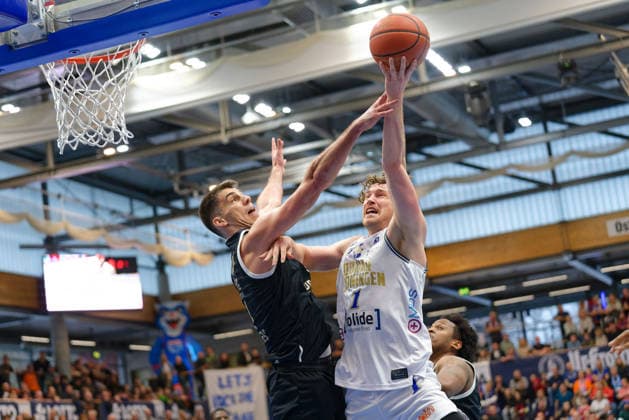 Jure Planinic MBC, 44 , Austin Luke Groningen, 1 , Syntainics MBC vs Donar Groningen, European North Basketball League 2025 26, Germany, Netherlands, 06 01 2026 Foto Schulz Weissenfels Stadthalle Sachsen Anhalt Germany