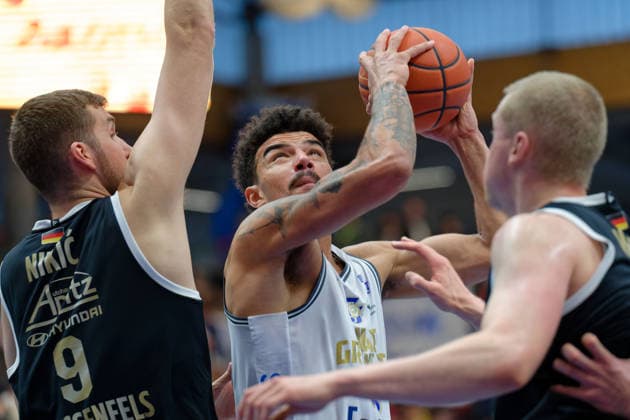 Kresimir Nikic MBC 9 , Damian Forrest Groningen, 33 , Collin Welp MBC, 40 , Syntainics MBC vs Donar Groningen, European North Basketball League 2025 26, Germany, Netherlands, 06 01 2026 Foto Schulz Weissenfels Stadthalle Sachsen Anhalt Germany