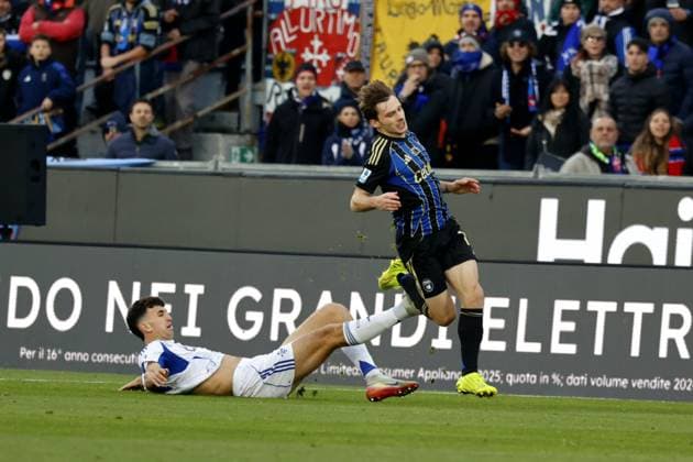 January 6, 2026, Pisa, ITALIA: Como s Jacopo Ramon tackles Pisa s Matteo Tramoni during the Italian Serie A soccer match Pisa SC vs Como at Arena Garibaldi stadium in Pisa, Italy, 6 January 2026. ANSA ENRICO MATTIA DEL PUNTA Serie A - Pisa Vs Como  - ZUMAa110 20260106_zaf_a110_055 Copyright: xEnricoxMattiaxDelxPuntax