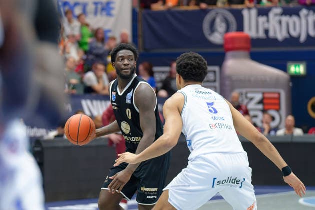 Khyri Thomas MBC, 0 , Evan Taylor Groningen, 5 , Syntainics MBC vs Donar Groningen, European North Basketball League 2025 26, Germany, Netherlands, 06 01 2026 Foto Schulz Weissenfels Stadthalle Sachsen Anhalt Germany