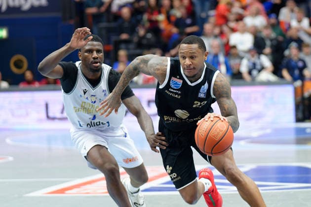 Malik Miller Groningen, 4 , Charles Callison MBC, 23 , Syntainics MBC vs Donar Groningen, European North Basketball League 2025 26, Germany, Netherlands, 06 01 2026 Foto Schulz Weissenfels Stadthalle Sachsen Anhalt Germany