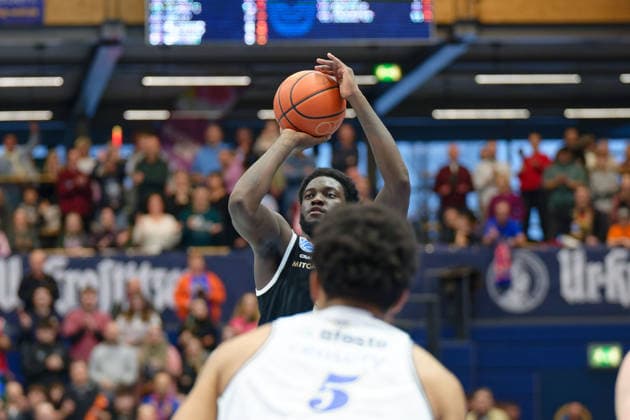 Khyri Thomas MBC, 0 , Evan Taylor Groningen, 5 , Syntainics MBC vs Donar Groningen, European North Basketball League 2025 26, Germany, Netherlands, 06 01 2026 Foto Schulz Weissenfels Stadthalle Sachsen Anhalt Germany