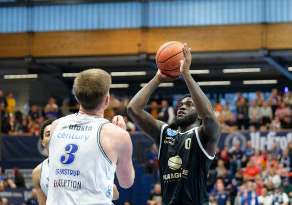Dane Erikstrup Groningen, 3 , Khyri Thomas MBC, 0 , Syntainics MBC vs Donar Groningen, European North Basketball League 2025 26, Germany, Netherlands, 06 01 2026 Foto Schulz Weissenfels Stadthalle Sachsen Anhalt Germany