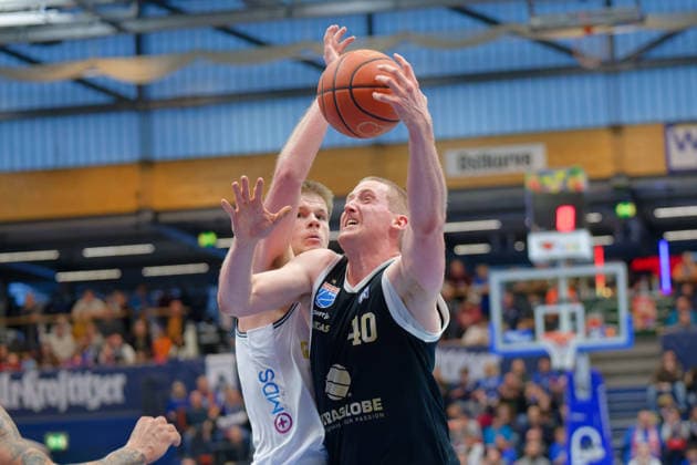 Dane Erikstrup Groningen, 3 , Collin Welp MBC, 40 , Syntainics MBC vs Donar Groningen, European North Basketball League 2025 26, Germany, Netherlands, 06 01 2026 Foto Schulz Weissenfels Stadthalle Sachsen Anhalt Germany