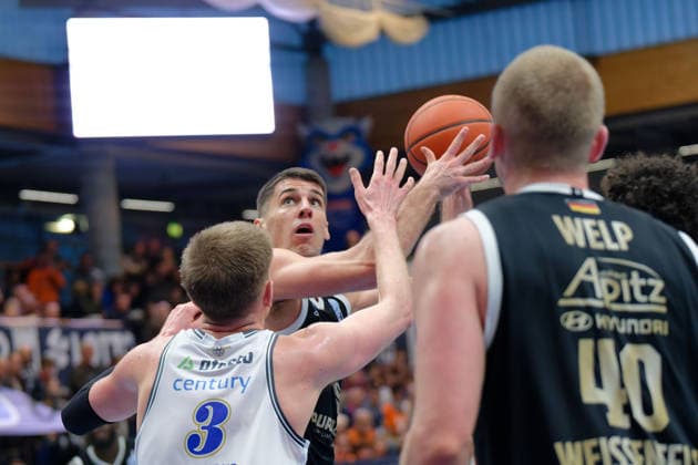 Dane Erikstrup Groningen, 3 , Jure Planinic MBC, 44 , Collin Welp MBC, 40 , Syntainics MBC vs Donar Groningen, European North Basketball League 2025 26, Germany, Netherlands, 06 01 2026 Foto Schulz Weissenfels Stadthalle Sachsen Anhalt Germany