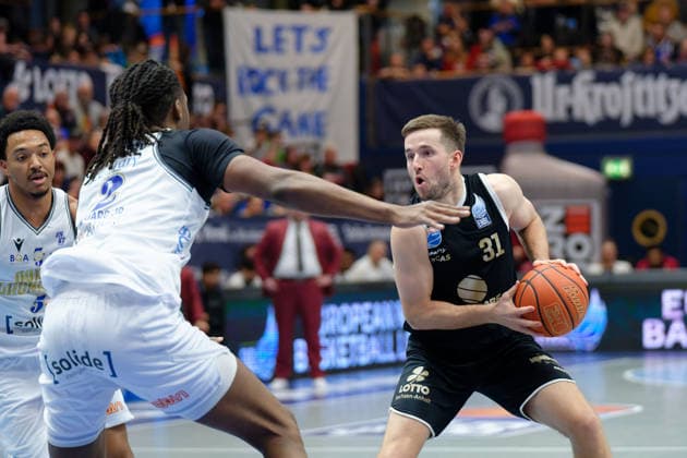 Carlton Linguard JR Groningen, 2 , Spencer Reaves MBC, 31 , Syntainics MBC vs Donar Groningen, European North Basketball League 2025 26, Germany, Netherlands, 06 01 2026 Foto Schulz Weissenfels Stadthalle Sachsen Anhalt Germany