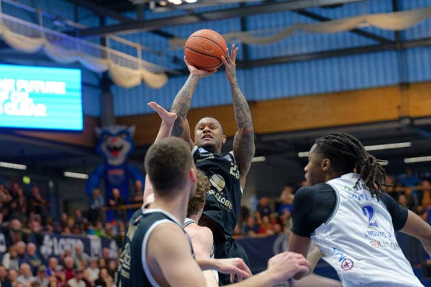 Charles Callison MBC, 23 , Carlton Linguard JR Groningen, 2 , Syntainics MBC vs Donar Groningen, European North Basketball League 2025 26, Germany, Netherlands, 06 01 2026 Foto Schulz Weissenfels Stadthalle Sachsen Anhalt Germany