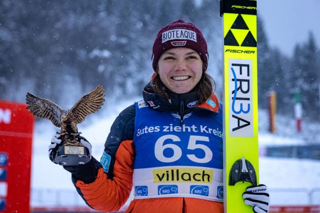 Ski jumping, Skispringen, Ski, nordisch - FIS WC Villach VILLACH,AUSTRIA,06.JAN.26 - NORDIC SKIING, SKI JUMPING - FIS World Cup, normal hill, ladies. Image shows Agnes Reisch (GER). Keywords: trophy.  GEPAxpictures xMatthiasxTrinkl