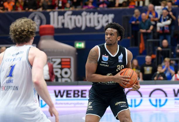 Austin Luke Groningen, 1 , Stephon Jelks MBC, 30 , Syntainics MBC vs Donar Groningen, European North Basketball League 2025 26, Germany, Netherlands, 06 01 2026 Foto Schulz Weissenfels Stadthalle Sachsen Anhalt Germany
