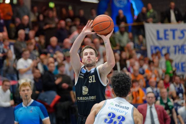 Spencer Reaves MBC, 31 , Damian Forrest Groningen, 33 , Syntainics MBC vs Donar Groningen, European North Basketball League 2025 26, Germany, Netherlands, 06 01 2026 Foto Schulz Weissenfels Stadthalle Sachsen Anhalt Germany