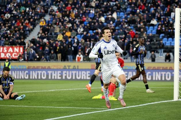 January 6, 2026, Pisa, ITALIA: Como s Tasos Douvikas celebrates after scoring 0-2 during the Italian Serie A soccer match Pisa SC vs Como at Arena Garibaldi stadium in Pisa, Italy, 6 January 2026. ANSA ENRICO MATTIA DEL PUNTA Serie A - Pisa Vs Como  - ZUMAa110 20260106_zaf_a110_059 Copyright: xEnricoxMattiaxDelxPuntax