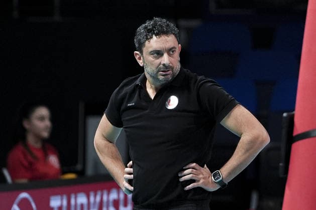 Turkish Airlines v Allianz MTV - CEV Women’s Volleyball Cup ISTANBUL, TURKIYE - JANUARY 6: Davide Mazzanti, head coach of Turkish Airlines follows the first-leg match of the CEV Women’s Volleyball Cup round of 16 between Turkish Airlines and Allianz MTV at the Burhan Felek Volleyball Hall on January 6, 2026, in Istanbul, Turkiye. Arife Karakum Anadolu Istanbul Turkey. Editorial use only. Please get in touch for any other usage.  Copyright: x2026xAnadoluxArifexKarakumx