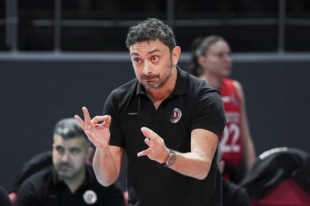 Turkish Airlines v Allianz MTV - CEV Women’s Volleyball Cup ISTANBUL, TURKIYE - JANUARY 6: Davide Mazzanti, head coach of Turkish Airlines follows the first-leg match of the CEV Women’s Volleyball Cup round of 16 between Turkish Airlines and Allianz MTV at the Burhan Felek Volleyball Hall on January 6, 2026, in Istanbul, Turkiye. Arife Karakum Anadolu Istanbul Turkey. Editorial use only. Please get in touch for any other usage.  Copyright: x2026xAnadoluxArifexKarakumx