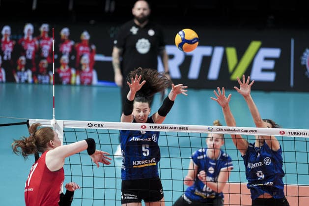 Turkish Airlines v Allianz MTV - CEV Women’s Volleyball Cup ISTANBUL, TURKIYE - JANUARY 6: Julia de Paula Viana (L) of Turkish Airlines in action against Lydia Lyman Grote (5) of Allianz MTV during the first leg match of the CEV Women’s Volleyball Cup round of 16 between Turkish Airlines and Allianz MTV at the Burhan Felek Volleyball Hall in Istanbul, Turkiye on January 6, 2026. Arife Karakum Anadolu Istanbul Turkey. Editorial use only. Please get in touch for any other usage.  Copyright: x2026xAnadoluxArifexKarakumx