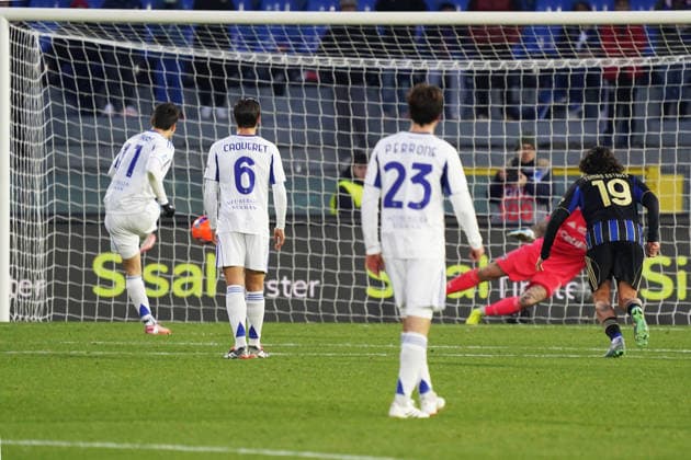Como s Anastasios Douvikas scores the penalty kick for 0-3 during the Serie A soccer match between Pisa and Como at the Cetilar Arena Romeo Anconetani Stadium in Pisa; Center West Italy; Tuesday January 06; 2026 ; Soccer  Copyright: xAlessandroxLaxRocca LaPressex